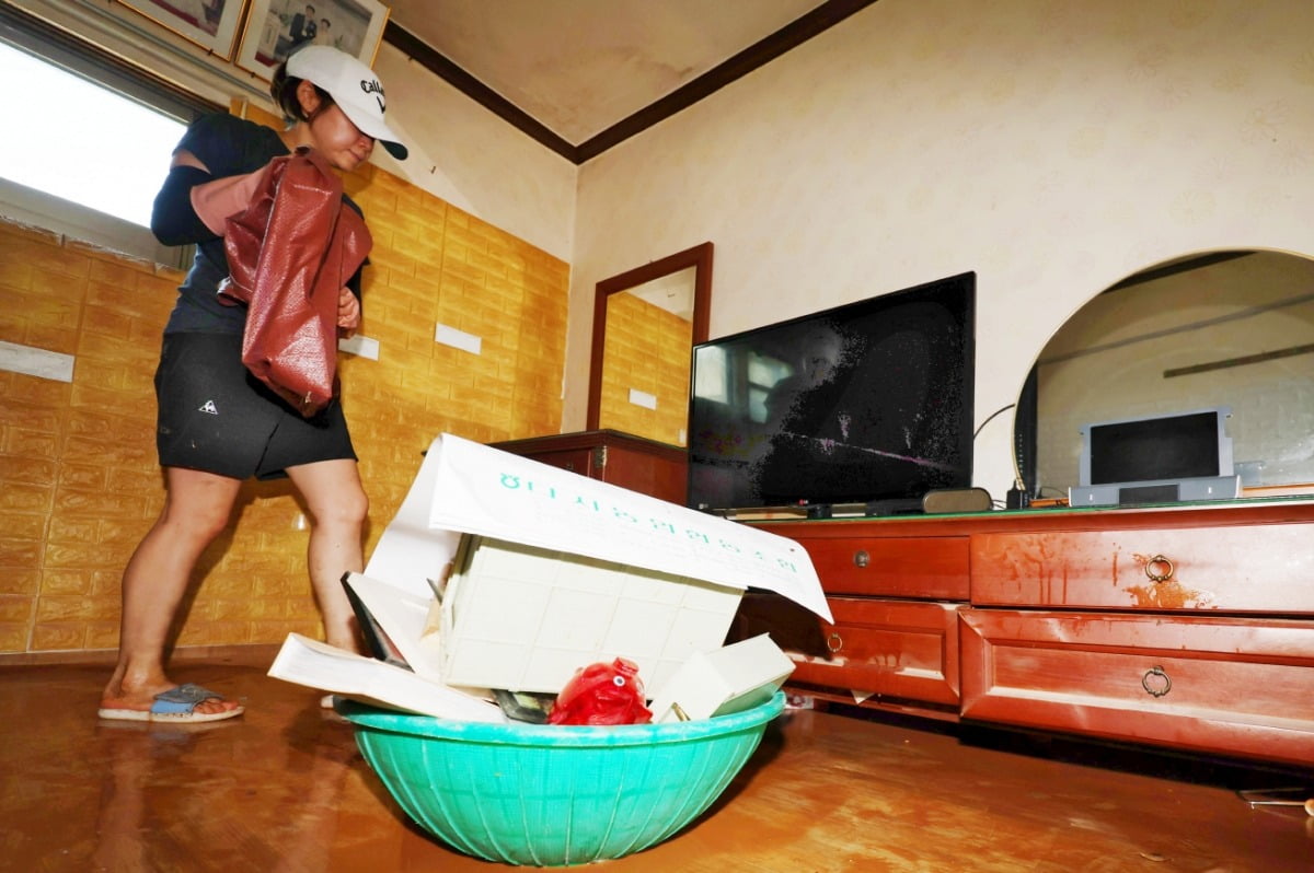 20일 오전 전남 나주시 한 주택에서 주민들이 수해 복구 작업을 하고 있다. 연합뉴스 