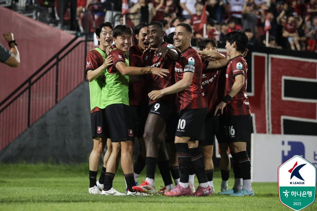 20일 경기 부천종합운동장에서 열린 프로축구 K리그2 21라운드 부천FC와 충남아산의 경기에서 부천 공격수 몬타뇨가 골을 터뜨린 뒤 팀 동료들과 기뻐하고 있다. 프로축구연맹 제공