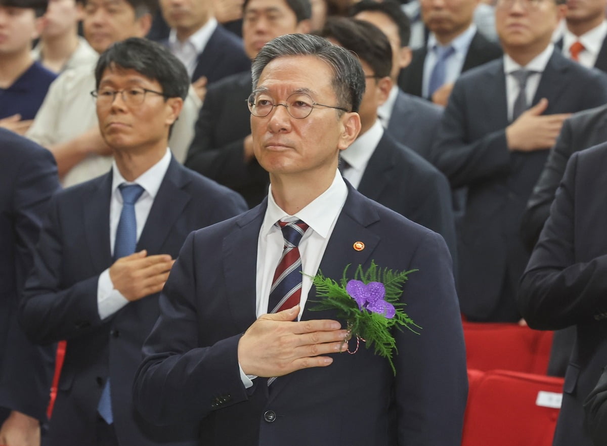 정성호 법무부 장관이 21일 정부과천청사에서 열린 취임식에서 국기에 경례하고 있다. 사진=연합뉴스