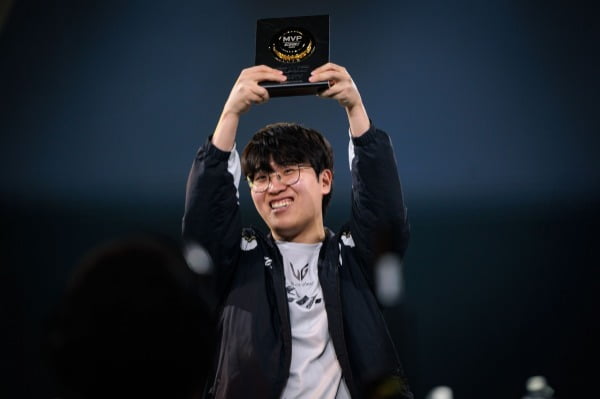 지난 20일 EWC LoL 결승전에서 파이널 MVP를 차지한 젠지 e스포츠 탑 라이너 '기인' 김기인 (EWC 제공)