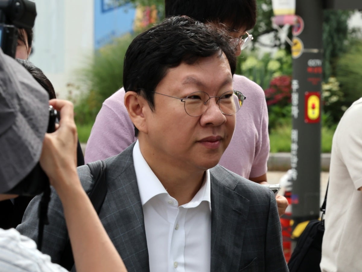 윤재현 참손푸드 대표가 22일 오전 서울 종로구 윤석열 전 대통령의 부인 김건희 여사 관련 의혹을 수사하는 민중기 특별검사팀 사무실에 조사를 받기 위해 출석하고 있다 / 사진=뉴스1