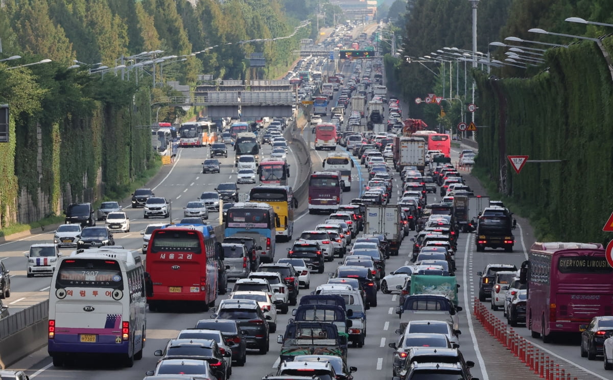 지난해 여름 휴가철인 7월 28일 서울 서초구 잠원IC 경부고속도로 하행선이 차량들로 정체를 빚고 있다. 사진=임대철 기자