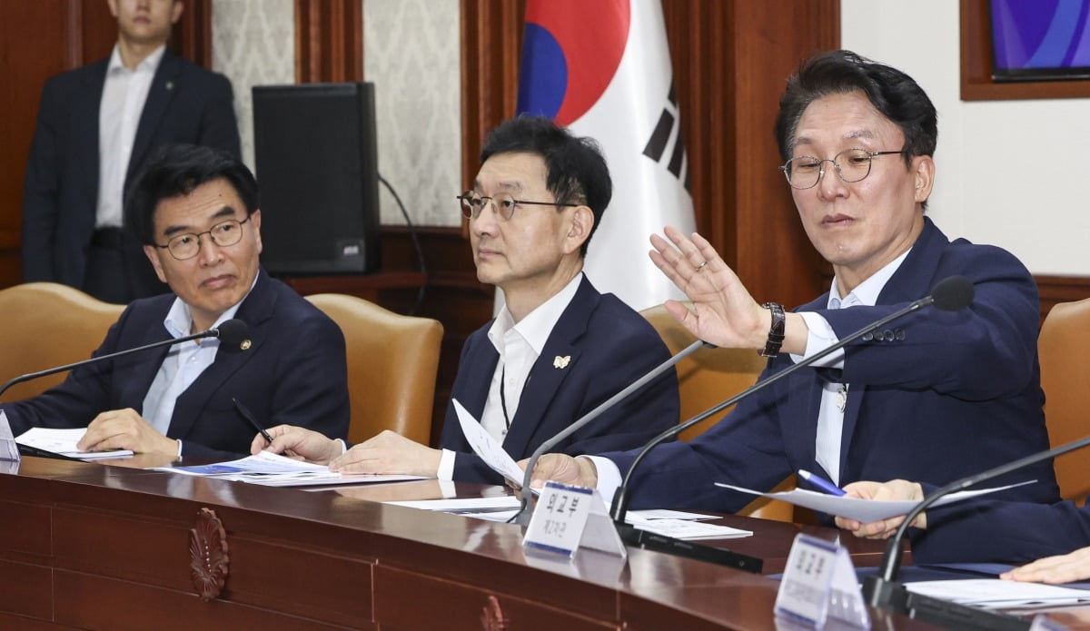 김민석 국무총리가 23일 서울 종로구 정부서울청사에서 열린 APEC 정상회의 종합점검회의에서 시간을 확인하고 있다.