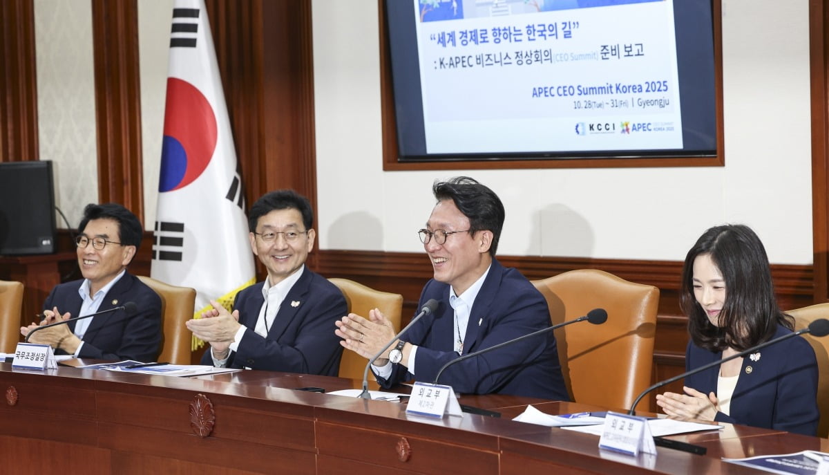 김민석 국무총리가 23일 서울 종로구 정부서울청사에서 열린 APEC 정상회의 종합점검회의에서 박수를 치고 있다.