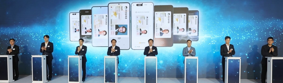 23일 서울 성동구 앤더슨씨 성수 신관에서 열린 모바일 신분증 민간개방 오픈 행사에서 (맨 왼쪽부터) 한성민 한국조폐공사 이사, 이승건 토스 최고경영자, 송병철 국민은행 부행장, 박승희 삼성전자 사장, 윤호중 행정안전부 장관, 윤호영 카카오뱅크 대표, 강태영 농협은행 은행장, 장준기 네이버 부사장이 오픈 세리모니를 하고 있다. 