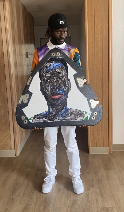 제프 베조스의 '블루 오리진' 로켓에 실려 보냈던 아모아코 보아포의 세 개 작품 중 하나. 