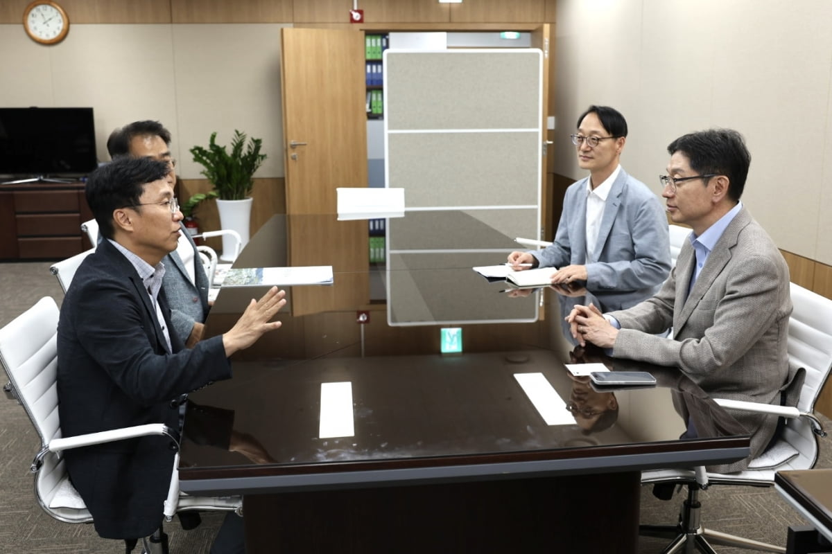 강주엽 행복청장(테이블 앞열 왼쪽)이 지방시대위원회를 방문해 김경수 위원장(테이블 앞열 오른쪽)과 면담하고 있다. 행복청 제공