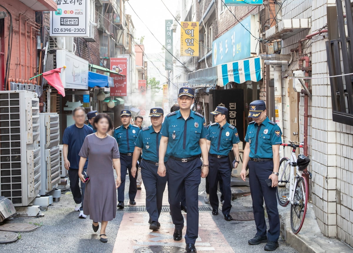박현수 서울경찰청장 직무대리(사진 맨 가운데)가 24일 뚝섬한강공원을 찾아 여름철 치안 현장을 점검하고 있다. / 사진=서울경찰청