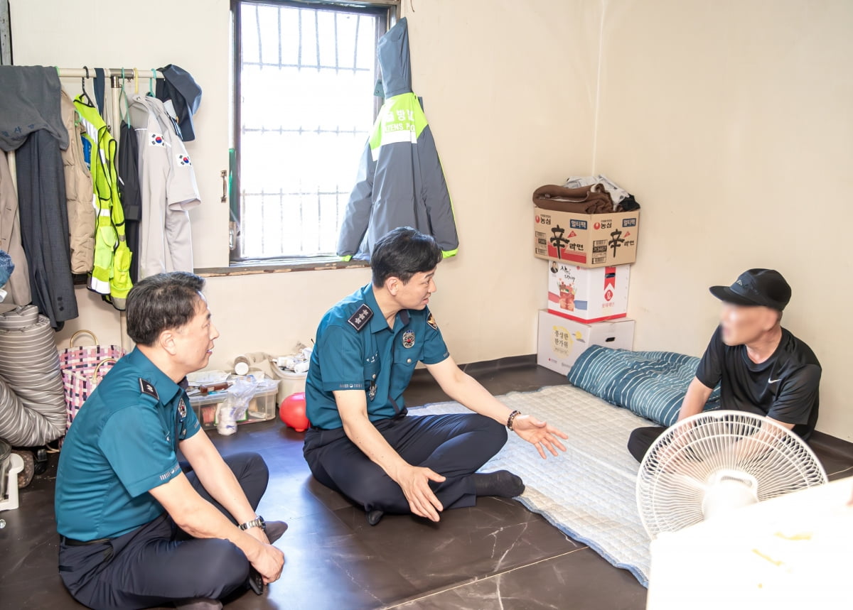 박현수 서울경찰청장 직무대리(사진 맨 가운데)가 24일 뚝섬한강공원을 찾아 여름철 치안 현장을 점검하고 있다. / 사진=서울경찰청