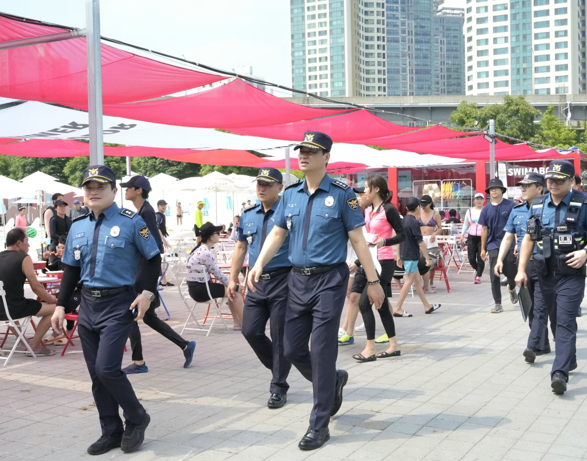 박현수 서울경찰청장 직무대리(사진 맨 가운데)가 24일 뚝섬한강공원을 찾아 여름철 치안 현장을 점검하고 있다. / 사진=서울경찰청