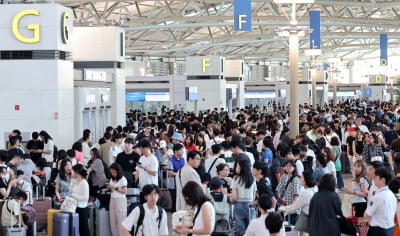 [포토] 여름휴가 시작, '발디딜 틈 없는 인천국제공항'