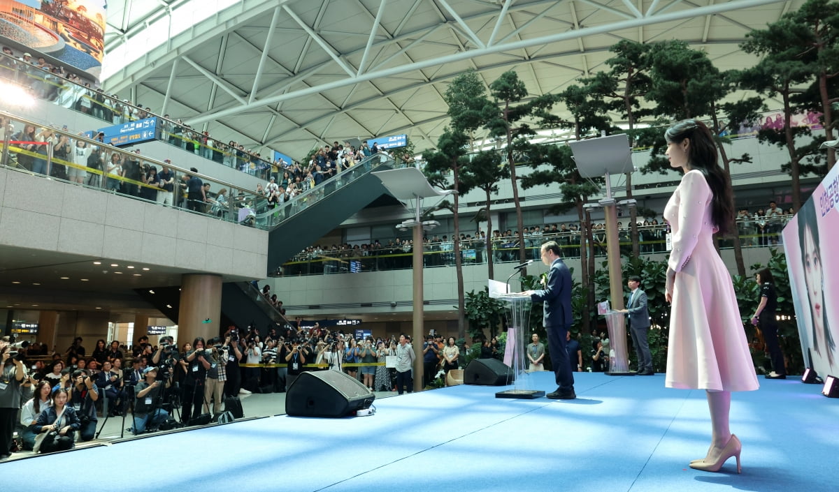 [포토] 인천공항 본부세관의 새 얼굴 '아이유'
