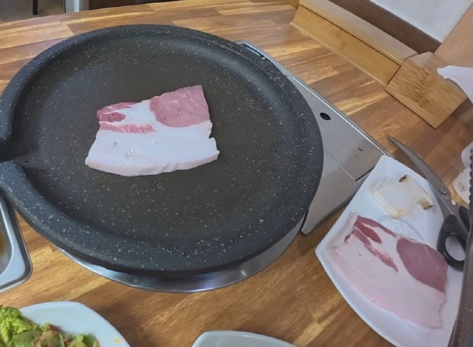 '비게 삼겹살' 논란이 일었던 울릉군의 한 식당 /사진=유튜브 캡처
