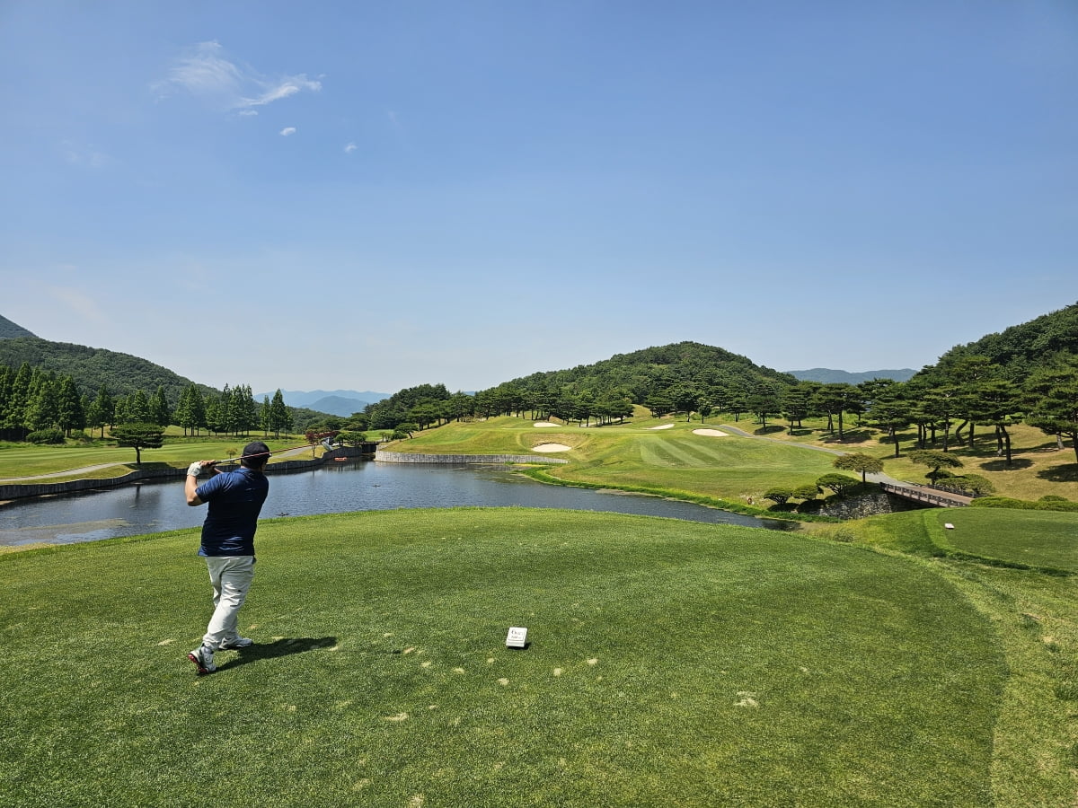 서재원 한국경제신문 기자가 지난달 6일 경남 양산의 에이원CC 서코스 6번홀에서 티샷을 하고 있다. 에이원CC 제공