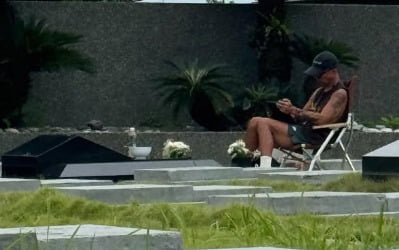 "구준엽, 故서희원 묘 옆에서 지켜"…대만 현지 목격담
