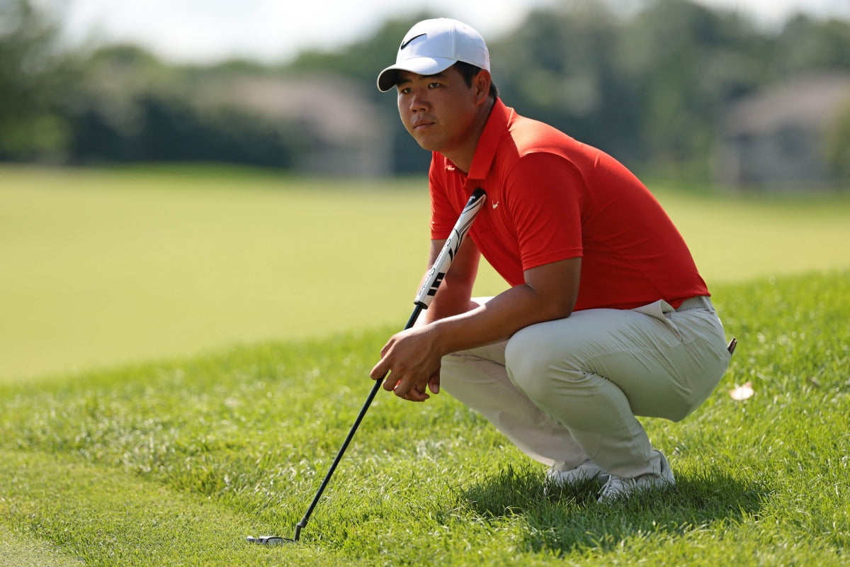 김주형이 지난 27일(한국시간) 미국 미네소타주 블레인의 TPC 트윈시티즈에서 열린 미국프로골프(PGA)투어 3M 오픈 3라운드 12번홀 그린에서 퍼팅 라인을 살펴보고 있다. AFP연합뉴스