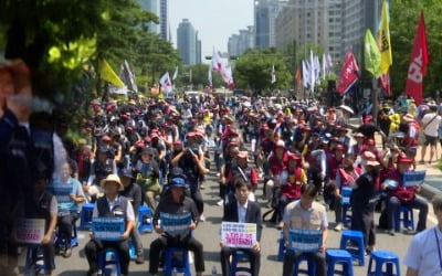 금연구역서 흡연하고 꽁초 버리고…민노총 '노조법 개정 결의대회'