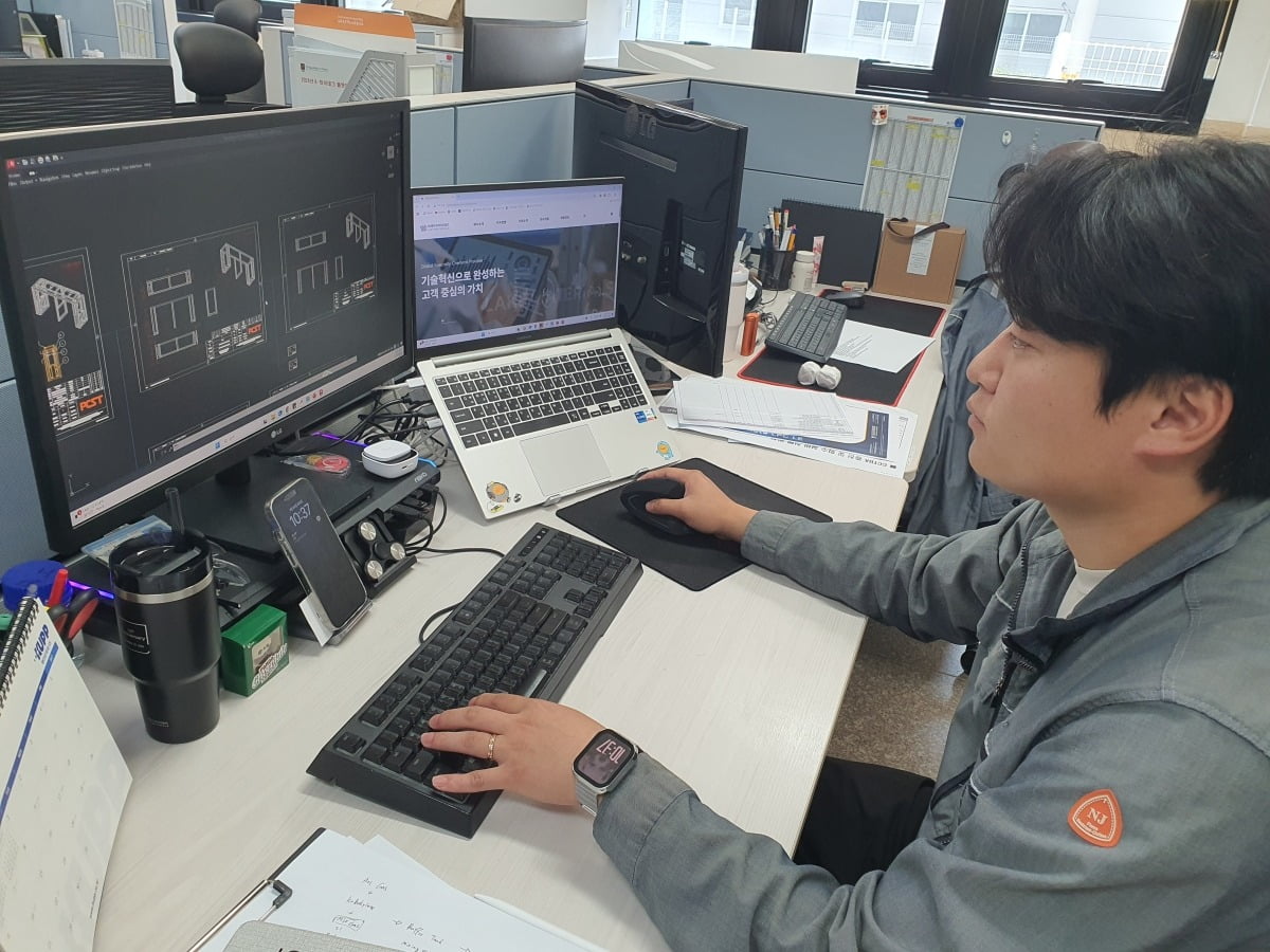 이승훈 선임이 제조 관련 부수설비 도면 검토를 하고 있다. 천안=윤현주 기자