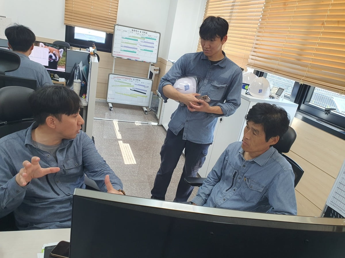 환경안전팀 직원들이 업무 회의를 하고 있다. 천안=윤현주 기자