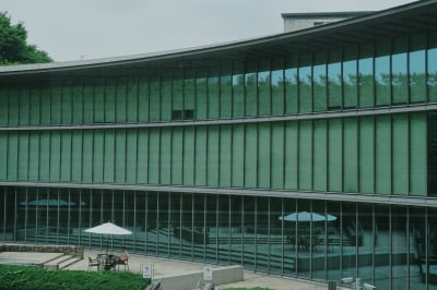 만지고 걸을 수 있는 유토피아적 공간을 꿈꾸다, 도쿄 국제 어린이 도서관