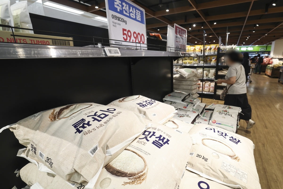 지난 7일 서울시내 한 대형마트에 쌀이 진열돼 있다. 임형택 기자