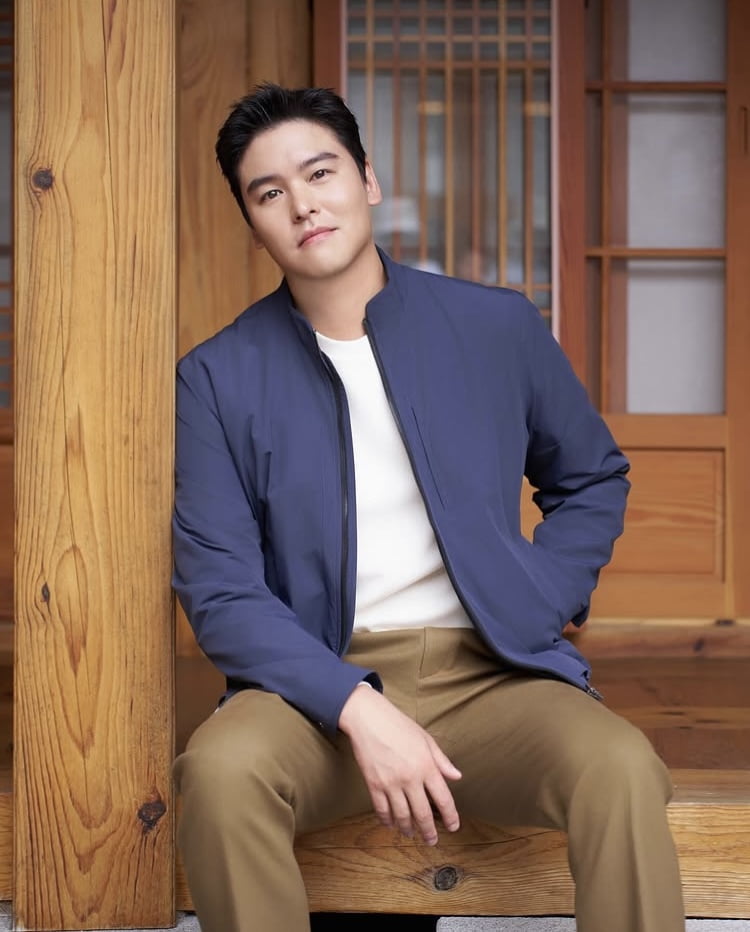 Actor Lee Jang-woo Denies Rumors of Double Dating Scandal