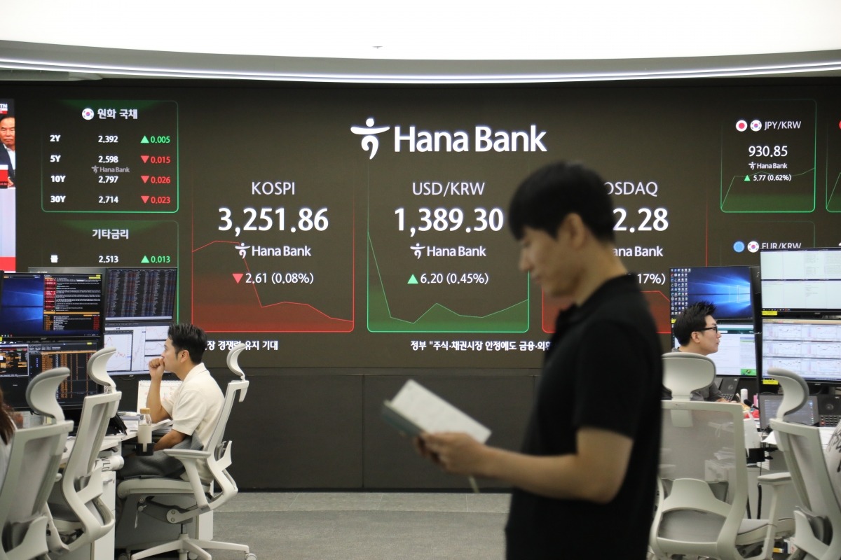  31일 오전 서울 중구 하나은행 딜링룸 전광판에 코스피 지수가 나타내고 있다. /사진=뉴스1