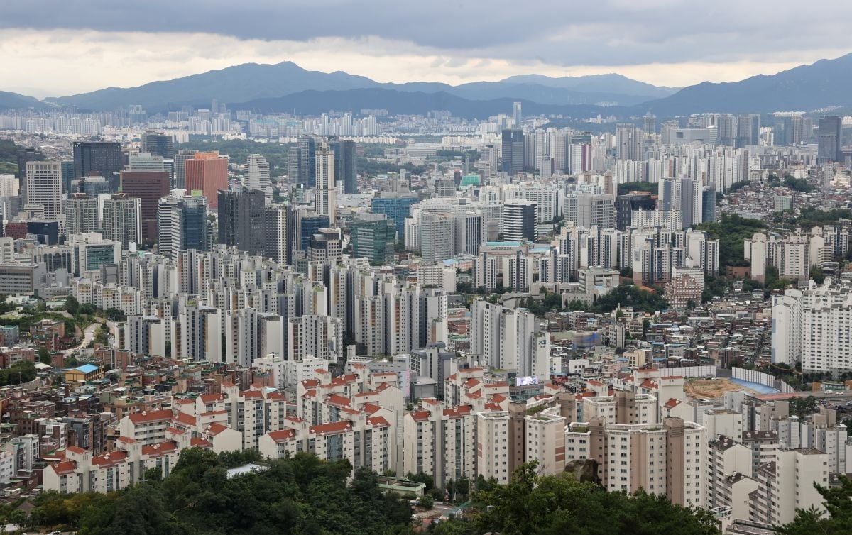 서울 인왕산에서 바라본 서울 시내 아파트. 연합뉴스