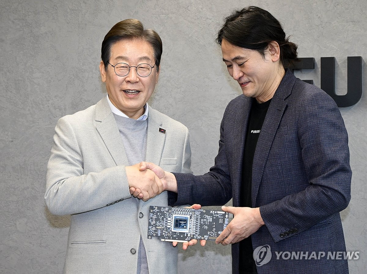 이재명(왼쪽) 대통령이 대선 후보 시절인 지난 4월 서울 강남구 퓨리오사AI 사옥에서 백준호 퓨리오사 AI 대표를 만나 기념촬영하고 있다. 사진=연합뉴스 