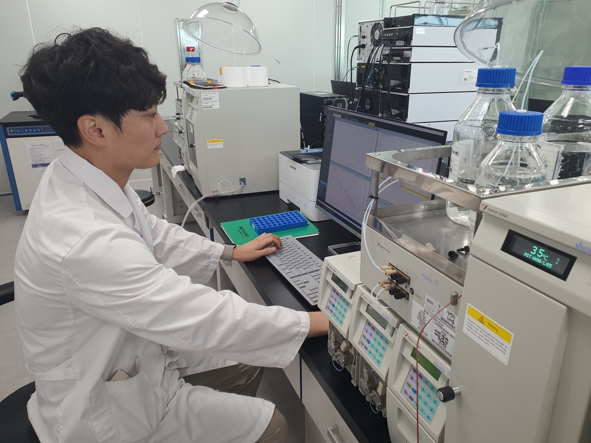 배재한 연구원이 건기식 기능 성분 함량 분석을 하고 있다. 청주=윤현주 기자