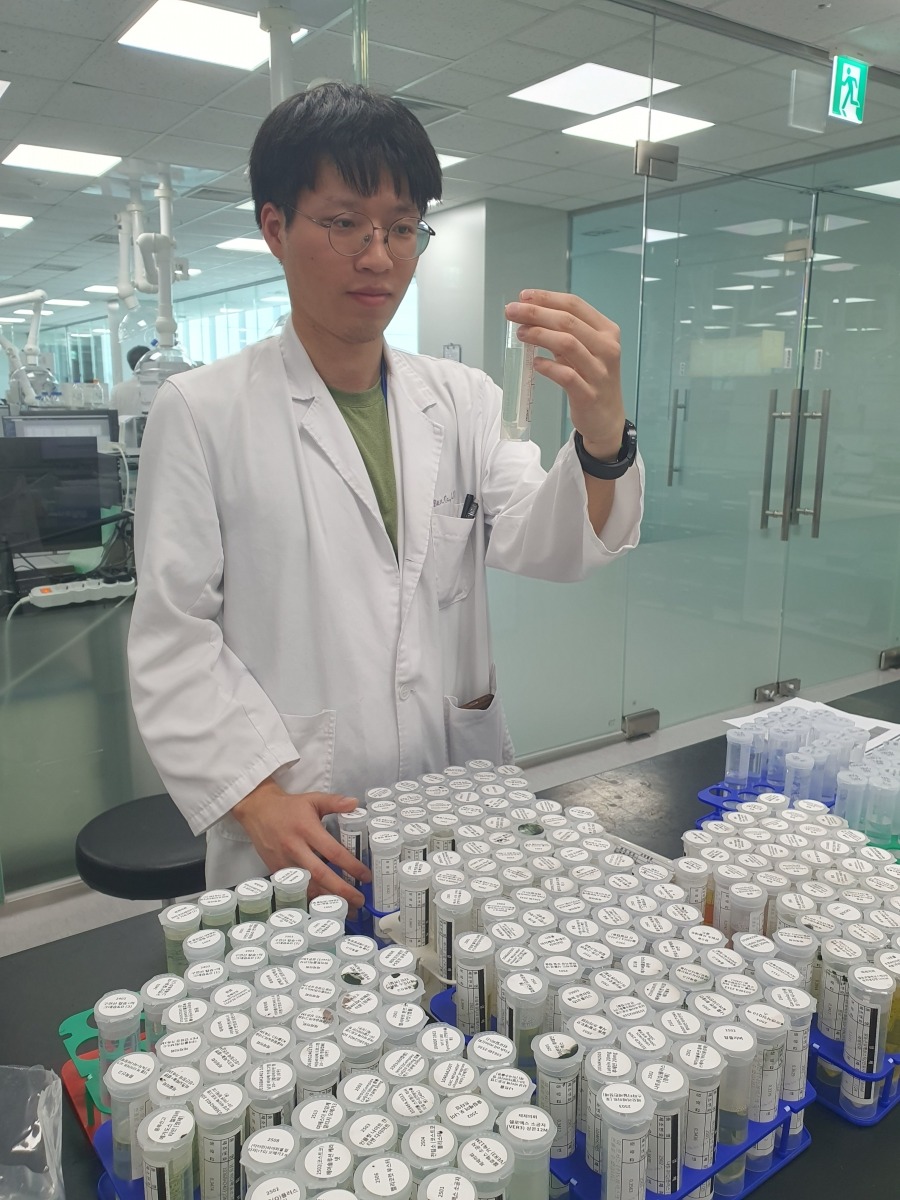 이재영 연구원이 미네랄 분석을 위한 전처리 샘플을 희석하고 있다. 청주=윤현주 기자