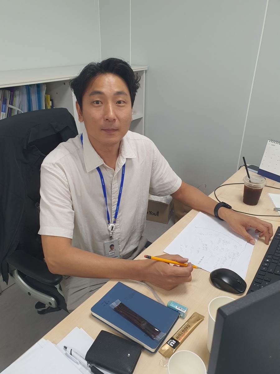 이철재 수석 연구원이 신제품 개발 관련 내용을 설명하고 있다. 청주=윤현주 기자