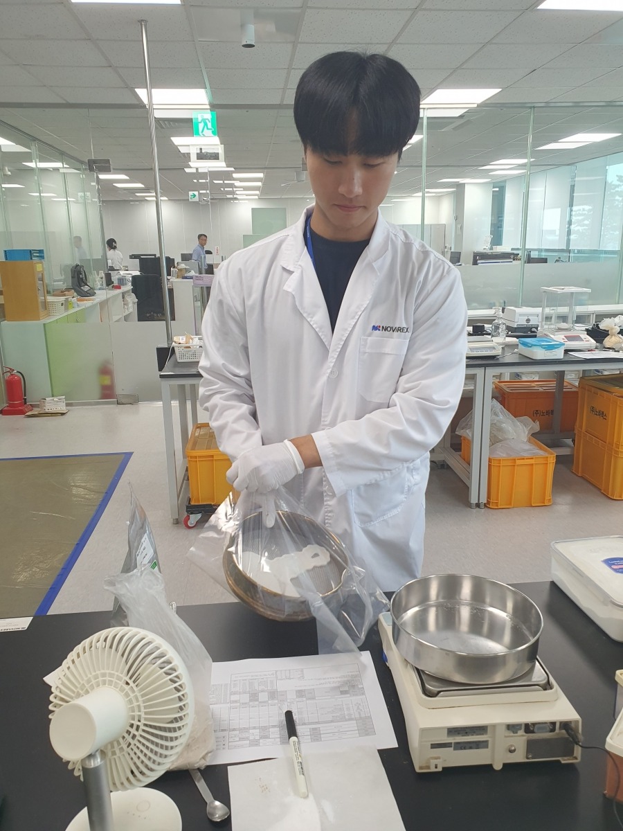 채희건 연구원이 신제품 개발 작업 중이다. 청주=윤현주 기자