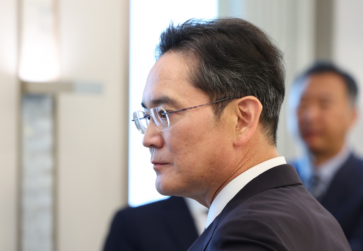 이재용 삼성전자 회장이 지난달 13일 서울 용산 대통령실에서 이재명 대통령 주재로 열린 6경제단체·기업인 간담회에 참석하고 있다. 사진=연합뉴스