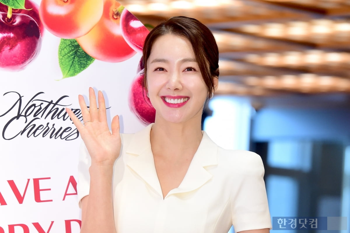 [포토] 소이현, '체리 드시고 건강한 여름 나세요~'