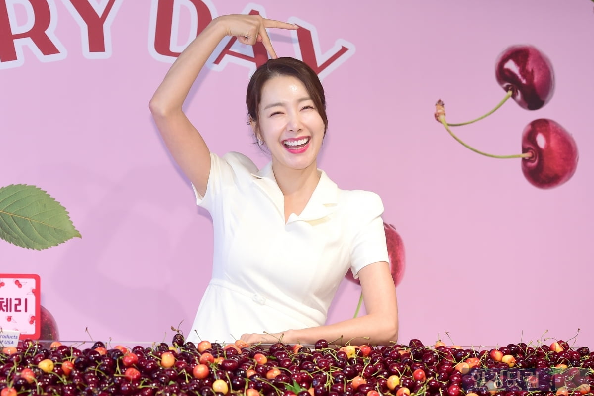 [포토] 소이현, '체리 드시고 건강한 여름 나세요~'