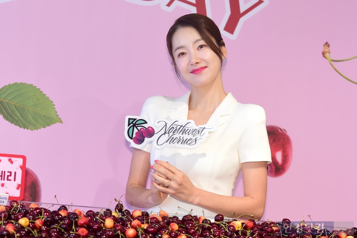 [포토] 소이현, '체리 드시고 건강한 여름 나세요~'