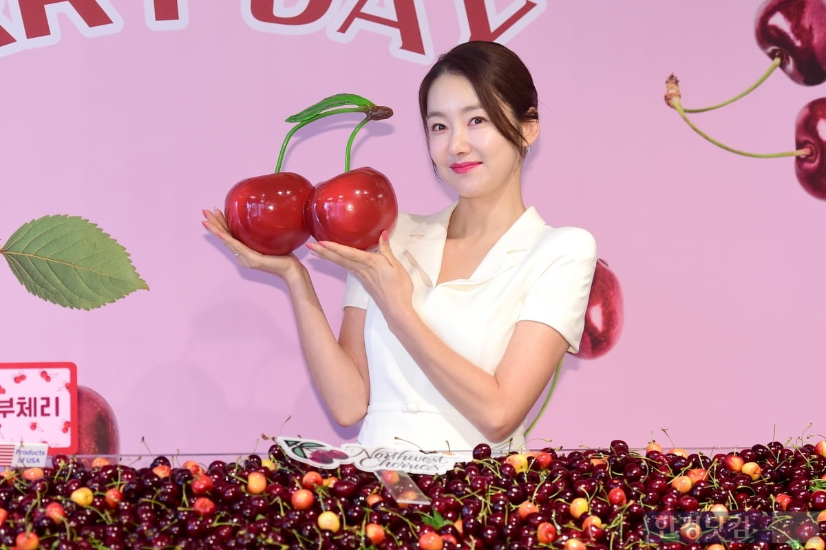 [포토] 소이현, '체리 드시고 건강한 여름 나세요~'