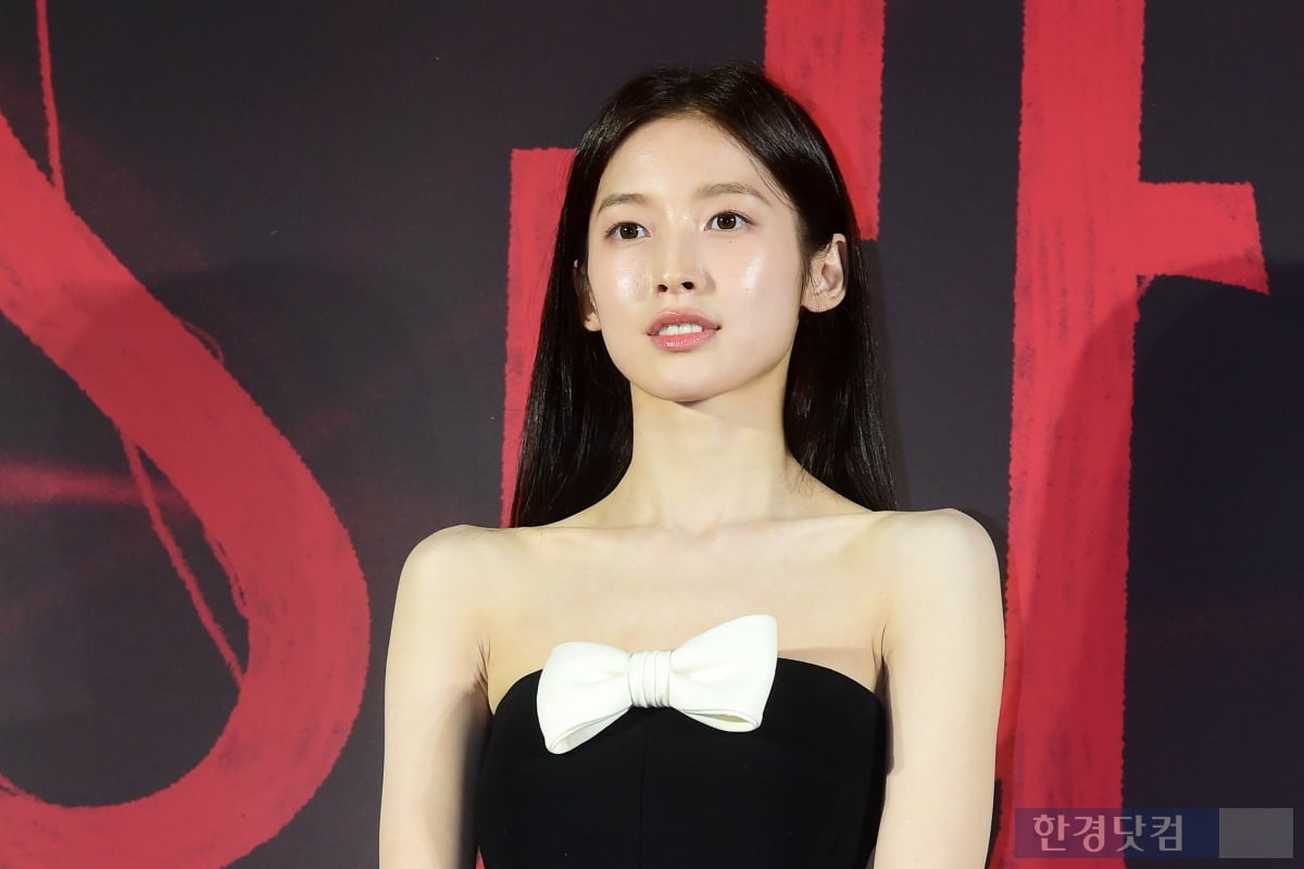 [포토] 아린, '리본 달린 튜브톱 드레스로 깜찍하게~' 