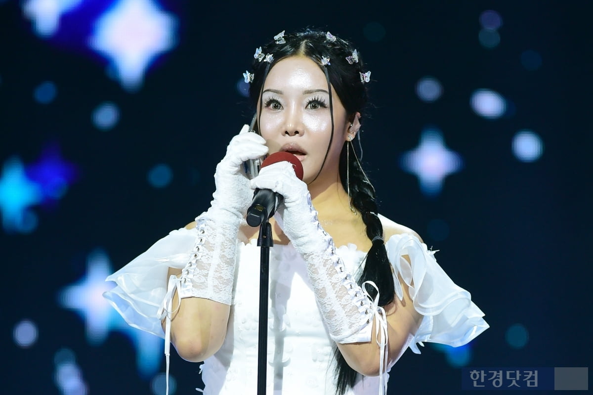 [포토] 율, '눈 뗄 수 없는 독특한 무대'