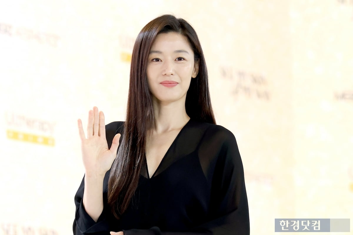 [포토] 전지현, '감탄을 부르는 우아한 여신 자태'