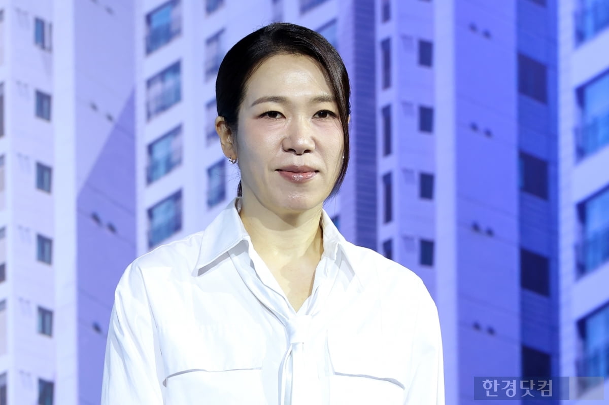 [포토] 염혜란, '우아함 가득한 손인사~'