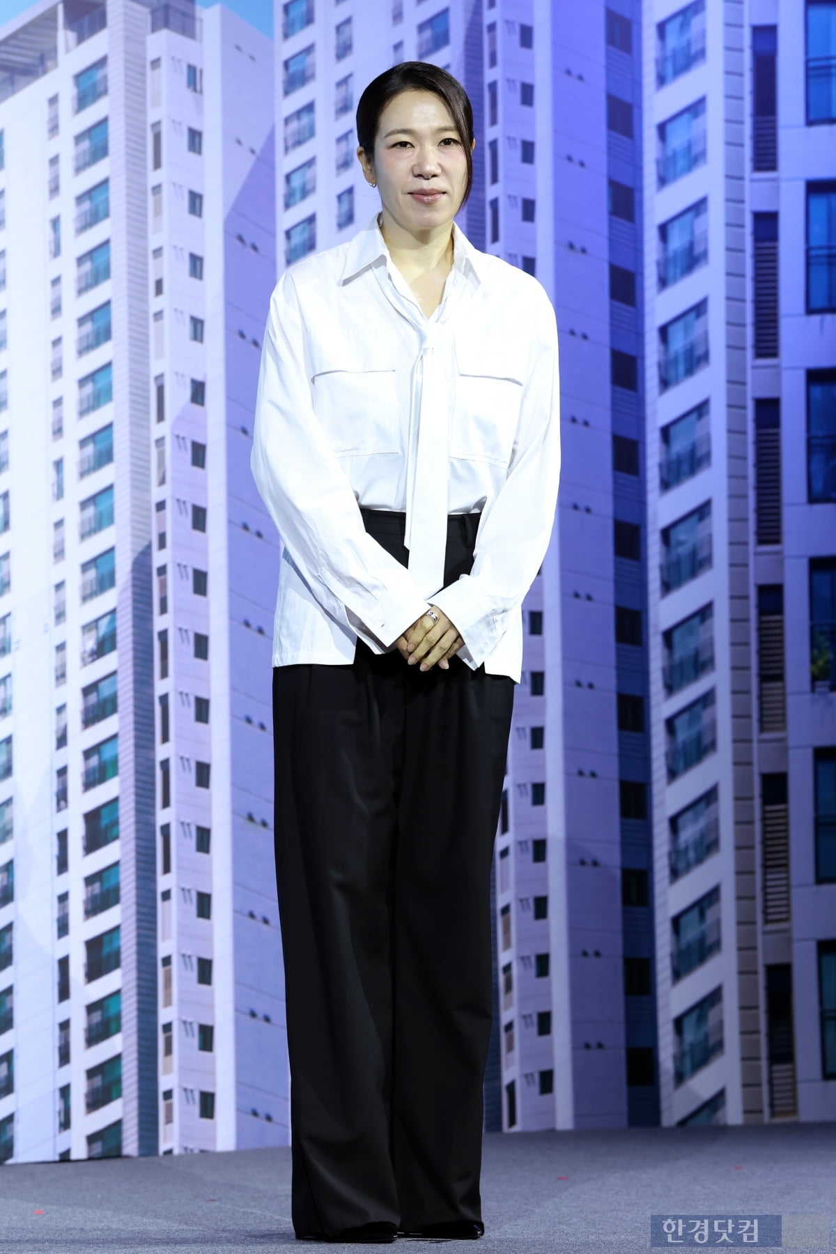 [포토] 염혜란, '우아함 가득한 손인사~'