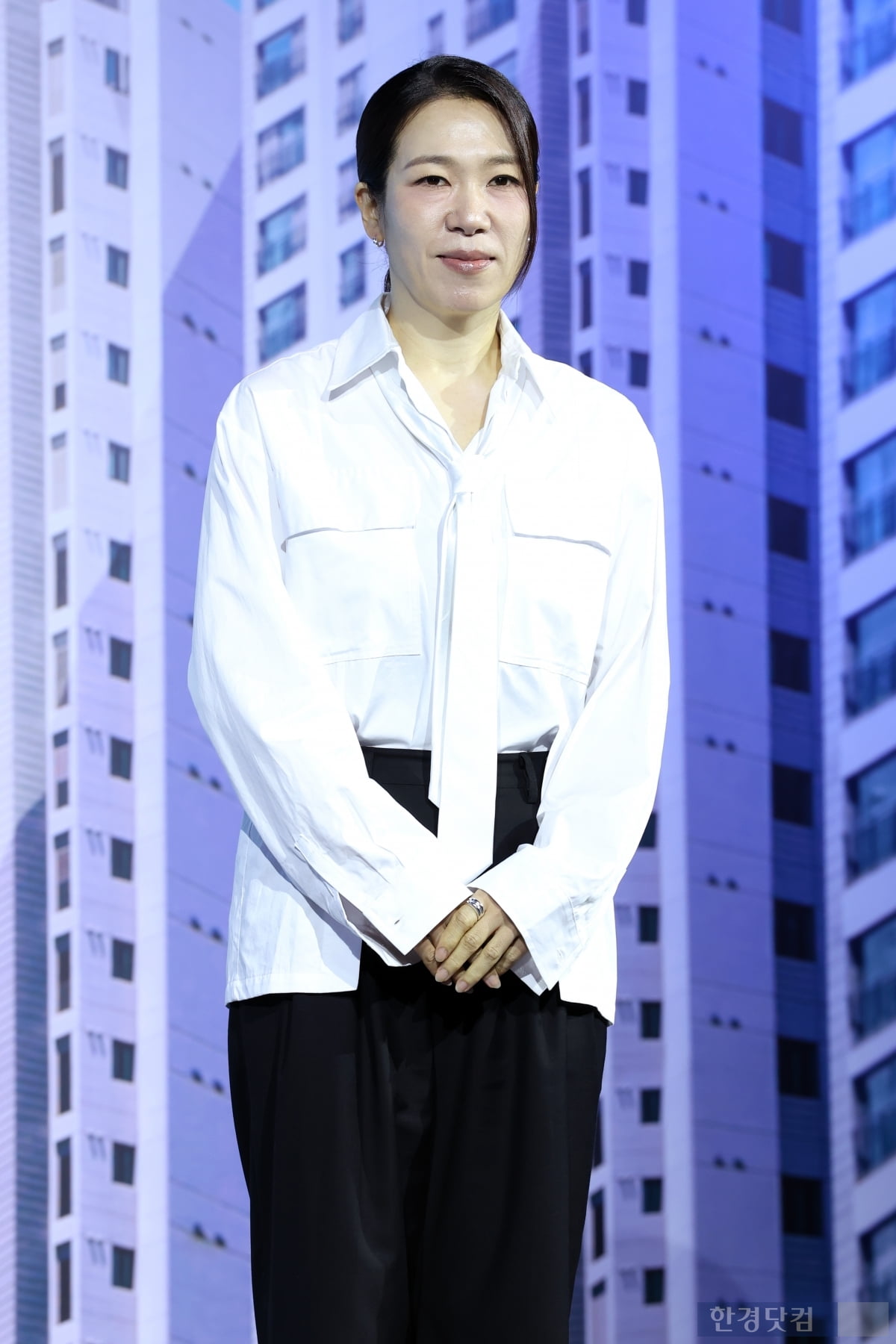 [포토] 염혜란, '우아함 가득한 손인사~'