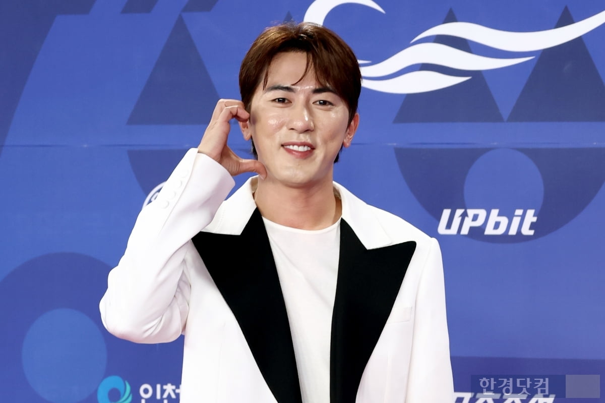 [포토] 김원훈, '멋진 미소로 볼하트~'