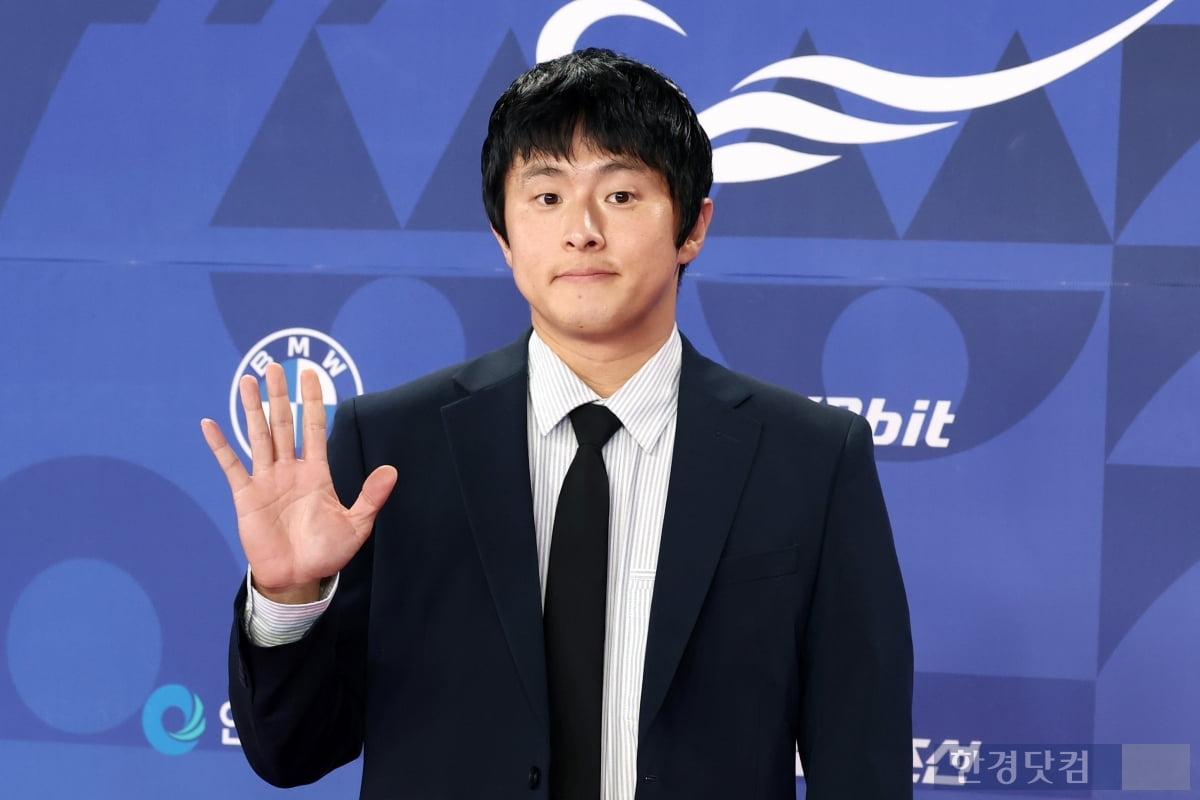 방송인 기안84가 18일 오후 인천 영종도 파라다이스시티 크로마에서 열린 '제4회 청룡시리즈어워즈' 레드카펫 행사에 참석해 포토타임을 갖고 있다. / 변성현 한경닷컴 기자 byun84@hankyung.com