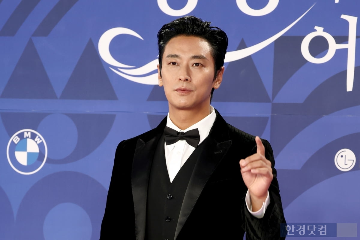 배우 주지훈이 18일 오후 인천 영종도 파라다이스시티 크로마에서 열린 '제4회 청룡시리즈어워즈' 레드카펫 행사에 참석해 포토타임을 갖고 있다. / 변성현 한경닷컴 기자 byun84@hankyung.com