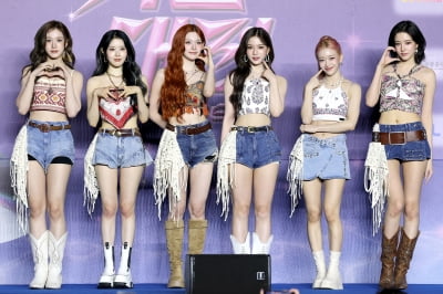 [포토] 스테이씨, '당장 바닷가로 떠날 듯한 시원한 패션'