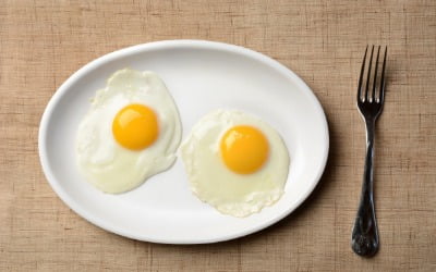 계란 '반숙'으로 즐겨 먹었는데…한달새 두 배 폭증한 '이 질환' [건강!톡]