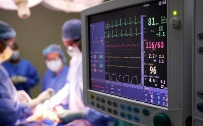규모 8.8 강진에도 '수술대 잡고 버텼다'…환자 지킨 의료진